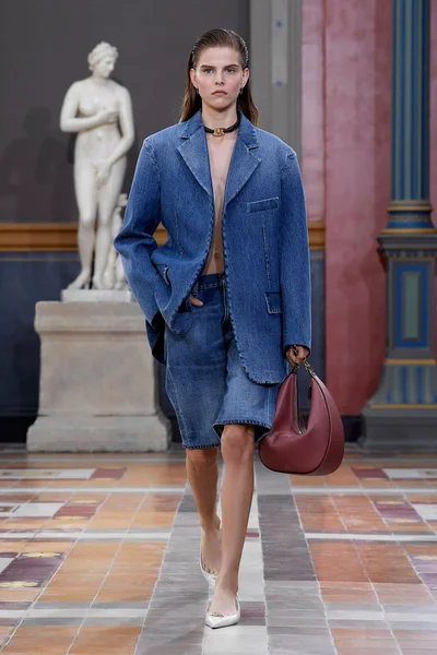 Look 19